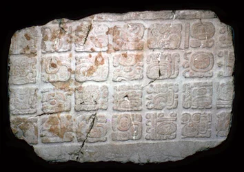 Mayské hieroglyfy na části dveřního překladu, 7. století