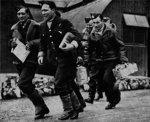 Členové RAF připraveni k akci během druhé světové války, c1940 1943