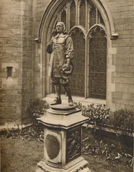 Miltonova socha mimo své vlastní pohřebiště ve městě, c1935.