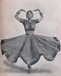 Slečna Ruth St. Denis ve svém pozoruhodném východoindickém tanci v divadle Aldwych, 1906