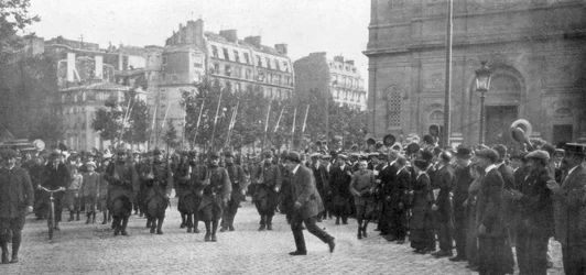 Mobilizované francouzské jednotky pochodující v Paříži, Francie, srpen 1914