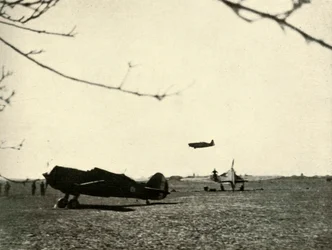 Morane 406 na letišti Vassincourt s francouzským Curtiss Hawk a Hurricane, 1939-1940, 1941.