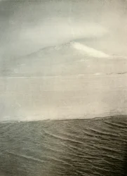 Mount Erebus z ledové nohy, c1908, 1909