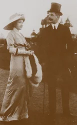 Moura Budberg se svým prvním manželem von Benckendorfem na berlínských koňských dostizích, 1913