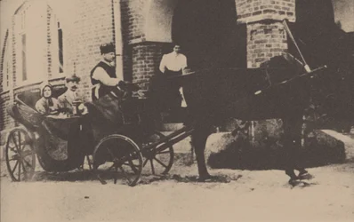 Moura Budberg se svým prvním manželem von Benckendorfem v kočáru na jejich estonském panství, 1912