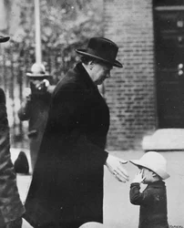 Pan Churchill se účastní zasedání vlády během generální stávky v roce 1926, 1926, 1945