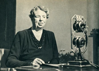 Paní Rooseveltová se přišla na vlastní oči podívat na ženy z Británie ve válce v roce 1942.