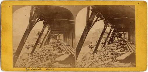 Magistrát Paříže (1871): pohled na nábřeží Villette. Anonymní fotografování. Tisk na karton. Ztlumit. 17x6 cm