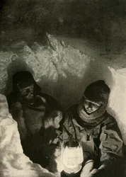 Murray a Priestley jdou dolů vykopanou šachtou v Green Lake, c1908, 1909