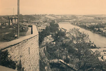 Namur. Tourelle des Guetteurs a soutok Sambre a Meuse, c1900