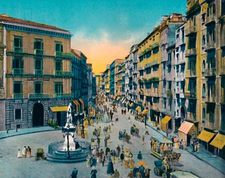 Neapol - Via Roma, Largo Carita s památníkem Carla Poeria, c1900.