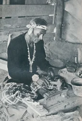 Stříbrné a tyrkysové šperky Navajo, 1931
