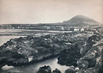 North Berwick - From the Rocks, ukazuje North Berwick Law, 1895