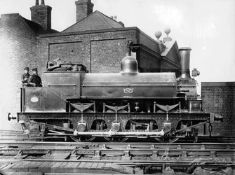 Parní lokomotiva 0-6-0 společnosti North Staffordshire se strojvedoucím a topičem na stanovišti, 19. století