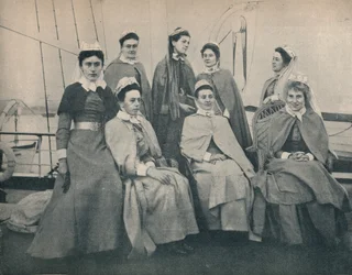Do války! Zdravotní sestry na parníku směřující do Kapského Města, c1900.