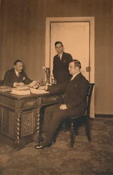 Kancelář tajemníka na kubánském velvyslanectví v Bruselu, Belgie, 1927.
