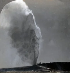 Old Faithful, královna gejzírů, Yellowstonský národní park, Wyoming, USA, 1904.