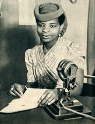 Omoba Adenrele Ademola, dcera Alakea z Abeokuty, Nigérie, nazývá západní Afrikou, 1942.