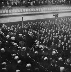 27. ledna promluvil pan Churchill k publiku ve Free Trade Hall, Manchester, 1913, 1945
