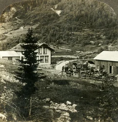 Na malebné silnici Telemarken - výměna koní na stanici Skyds Grundesbro, Norsko, c1905.