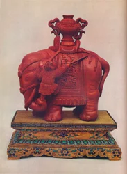 Jeden z dvojice vyřezávaných slonů z červeného laku, Číňan, období Qianlong, c1765