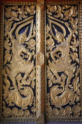 Zdobené dveře chrámu ve Wat Chedi Luang, Chiang Mai. Thajsko