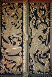 Zdobené dveře chrámu ve Wat Chedi Luang, Chiang Mai. Thajsko