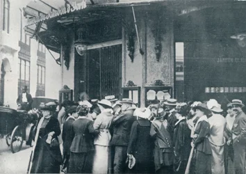 Před jedním z pařížských zásobovacích obchodů, když se obávali obléhání města, c1914