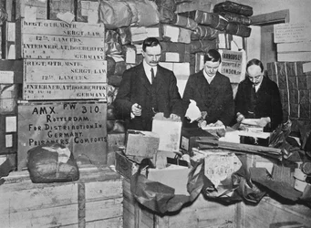 Balení dárků k odeslání britským zajatcům v Německu, 1915