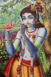 Obraz zobrazující hinduistického boha Krišnu hrajícího venku na flétnu. Indie