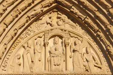 Pařížská katedrála Notre Dame západní křídlo: tympanon brány svaté Anny, Paříž, Francie