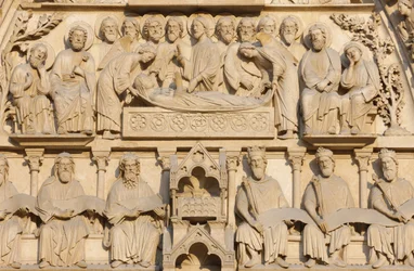 Pařížská katedrála Notre Dame západní křídlo: Panenská brána: Marie na smrtelné posteli obklopená Ježíšem a apoštoly, Paříž, Francie