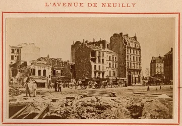 Pařížská komuna (1871): pohled na avenue de Neuilly v Paříži v květnu 1871. Fotografie Pierra Pepetita. Tisk na karton, Rozm. Rozměr 9 x 5,4 cm