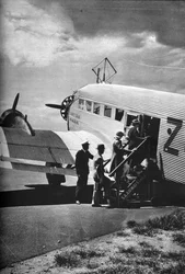 Cestující nastupující do jednoho z dopravních letadel Junkers společnosti South African Airways, c1936 c1937