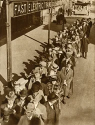 Cestující čekající na nádraží Goldhawk Road v Londýně během železniční stávky, 1919, 1935.