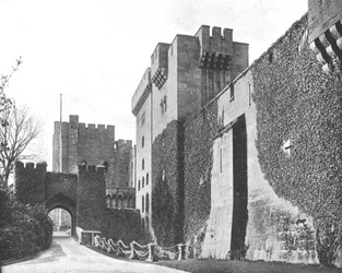 Zámek Penrhyn, Bangor, Severní Wales, 1894.