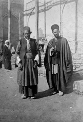 Perští poutníci mimo mešitu Kazimain, Irák, 1917-1919