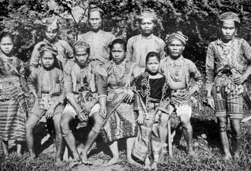 Filipínští ostrované ve slavnostním kostýmu, 1926