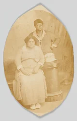 Fotografická pohlednice dvou neznámých žen, 1918-1930.