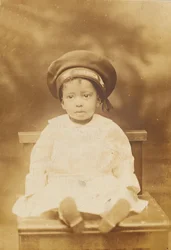 Fotografická pohlednice s vyobrazením malého dítěte, 1918-1930.