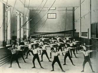 Fyzická cvičení v Královském ústavu pro hluchoněmé, Friar Gate, Derby, 1902.
