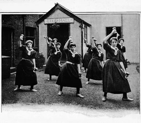 Fyzické cvičení v Canning Town Womens Settlement, Londýn, c1901 1901