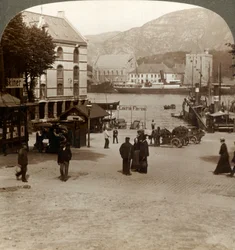 Malebná stará pevnost Bergenhus, z náměstí v moderním městě, Bergen, Norsko, 1905.