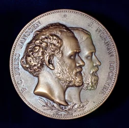 Pierre Janssen a Joseph Norman Lockyer, francouzští a angličtí astronomové, 1868