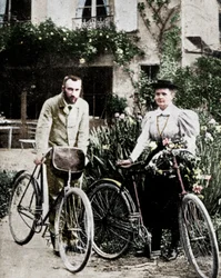 Pierre a Marie Curieovi, francouzští fyzici, připravující se na cyklistiku