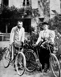 Pierre a Marie Curieovi, francouzští fyzici, připravující se na cyklistiku
