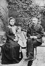Pierre a Marie Curie, francouzští vědci, se svou dcerou Irene, 1904
