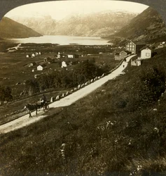 Pěkná vesnice s horskými hradbami a jezero Roldal, v drsném západním Norsku, c1905.