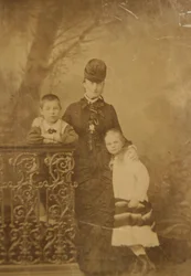 Princezna Ekaterina Mikhailovna Yurievskaya s dětmi Georgy a Olgou, konec 70. let 19. století-začátek 80. let 19. století.
