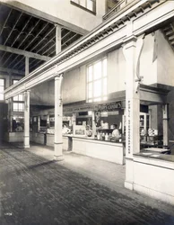 Veřejný stánek s pohlednicemi, cukrovinkami a veřejnými stenografickými stánky v Paláci výrob na světové výstavě 1904